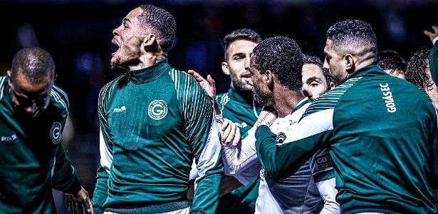 Matheus Sales, do Goiás, comemora gol sobre o Red Bull Bragantino