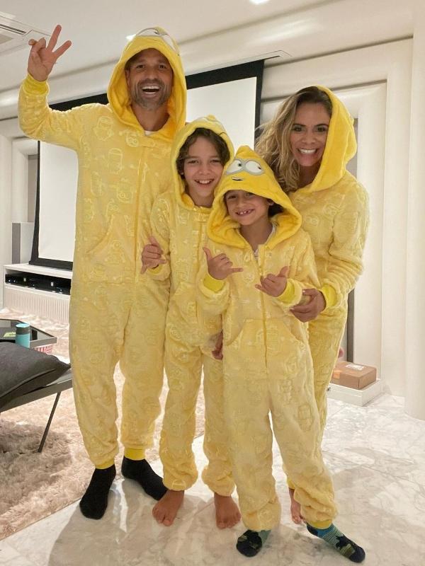 Diego Ribas se veste de Minion com sua família