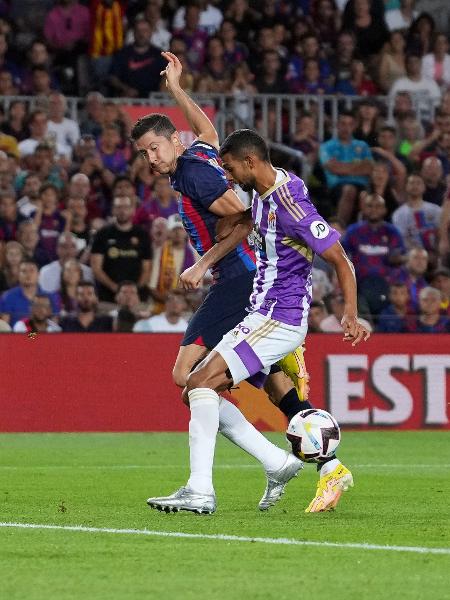 Lewandowski, do Barcelona, marca de calcanhar em jogo contra o Real Valladolid pelo Espanhol - Alex Caparros/Getty Images
