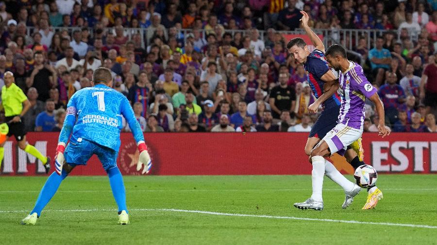 Lewandowski, do Barcelona, marca de calcanhar em jogo contra o Real Valladolid pelo Espanhol - Alex Caparros/Getty Images
