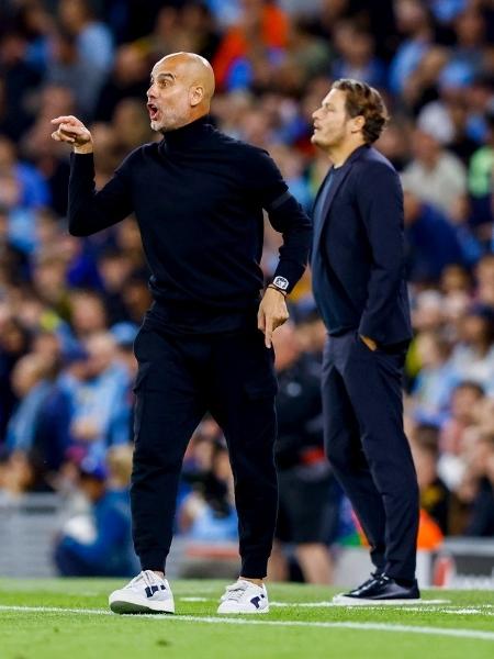 Pep Guardiola dá instrução ao Manchester City durante jogo com o Borussia Dortmund - Michael Bulder/NESImages/DeFodi Images via Getty Images