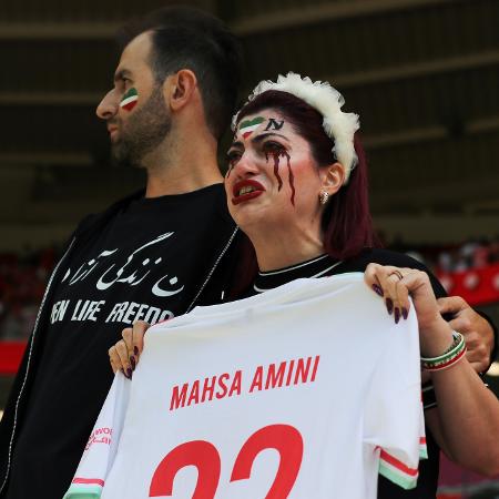 Torcedora iraniana em protesto que lembra a morte de Mahsa Amini, nas arquibancadas da partida entre País de Gales x Irã - Fantasista/Getty Images