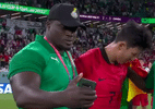 Assistente técnico de Gana tira selfie com Son enquanto atacante chora - Reprodução/Twitter