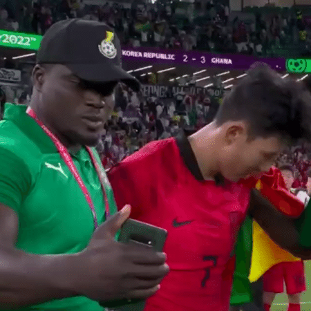 Membro da comissão técnica de Gana tira selfie com Son chorando ao fundo - Reprodução/Twitter