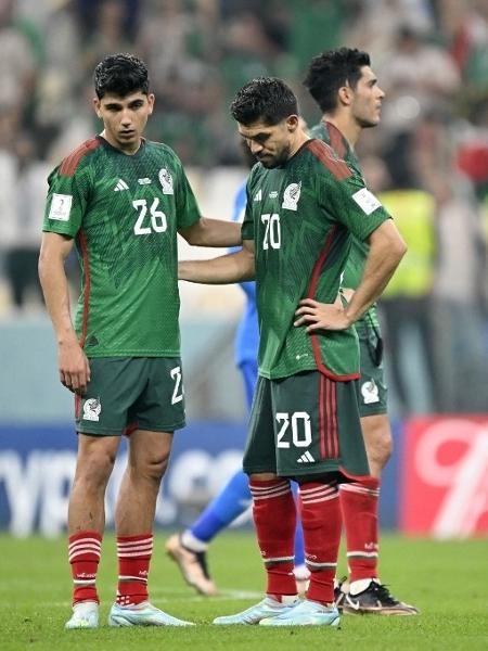 Atletas do México se cumprimentam, após a eliminação da Copa do Mundo - Alfredo Estrella/AFP