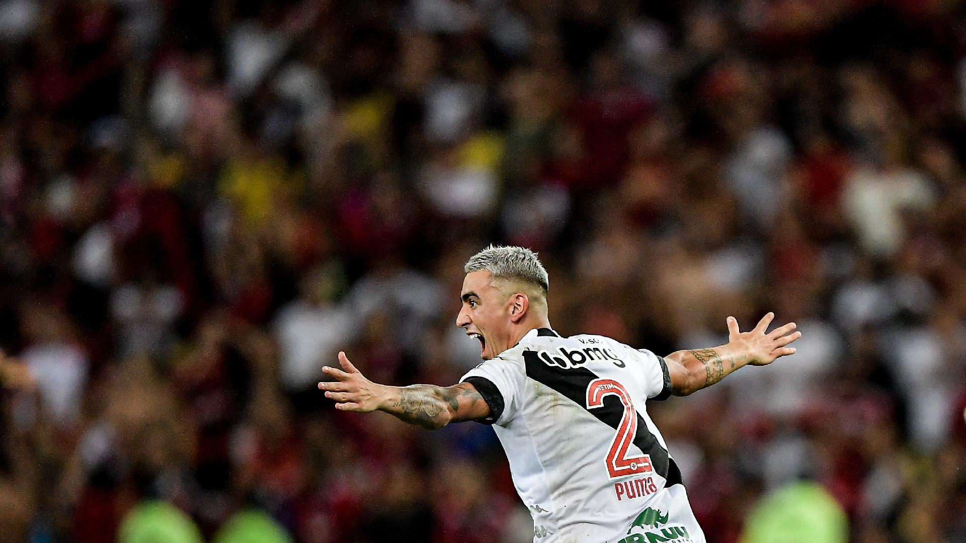 Puma Rodríguez comemora ao marcar gol que deu a vitória contra o Flamengo
