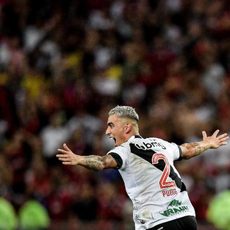 Puma Rodríguez comemora ao marcar gol que deu a vitória contra o Flamengo