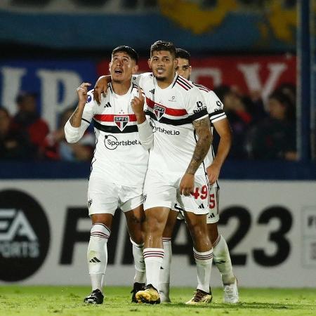 Erison celebra com companheiros após marcar contra o Tigre, pela Sul-Americana - Agustin Marcarian/Reuters