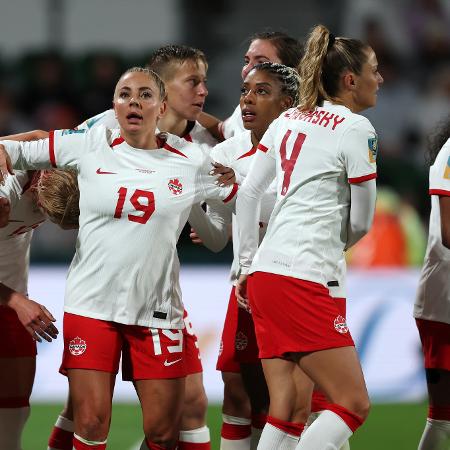 Seleção canadense durante jogo contra a Irlanda na Copa feminina