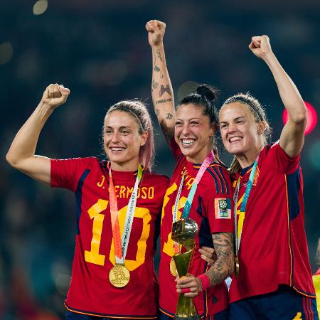 Alexia Putellas, Jenni Hermoso e Irene Paredes em festa do título da Espanha