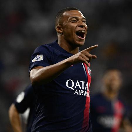 Kylian Mbappé, atacante do PSG, comemora gol pelo PSG