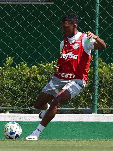 Luis Guilherme, do Palmeiras, durante treino na Academia de Futebol