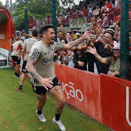 Luciano interage com a torcida durante treino do São Paulo no CT da Barra Funda