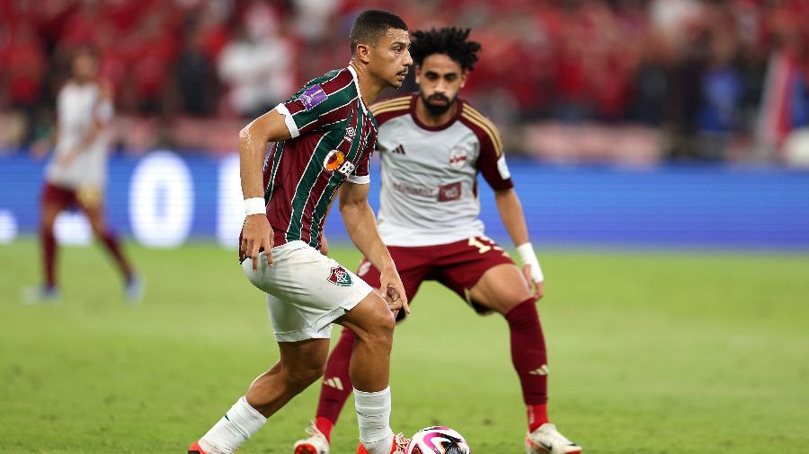 André, do Fluminense, tenta fazer a jogada durante jogo contra o Al Ahly, válido pelo Mundial