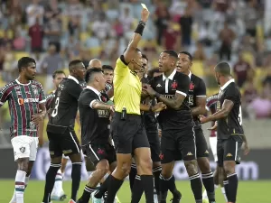 Jogadores do Vasco podem ser punidos por foto de árbitro com camisa do Flu?