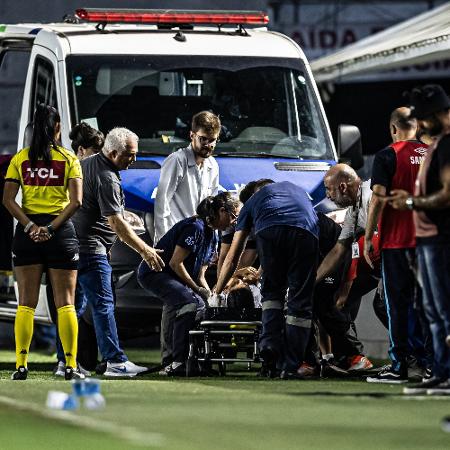 Mary Venâncio, do Santos, deixou o estádio de ambulância após grave lesão na perna
