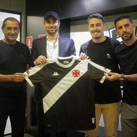 Ramón Díaz, Josh Wander, Rodrigo Dinamite e Emiliano Díaz com a nova camisa do Vasco, em homenagem ao ídolo