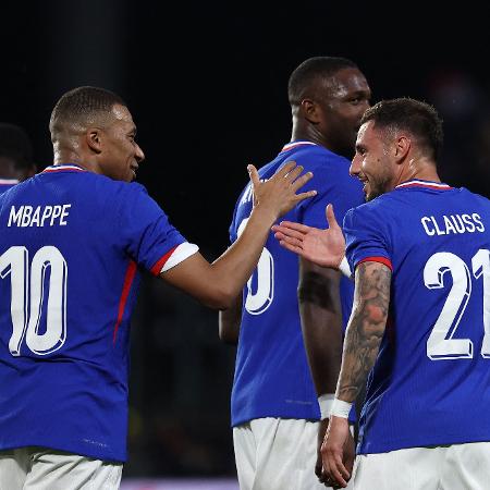 Kylian Mbappé cumprimenta Jonathan Clauss após gol da França em cima de Luxemburgo