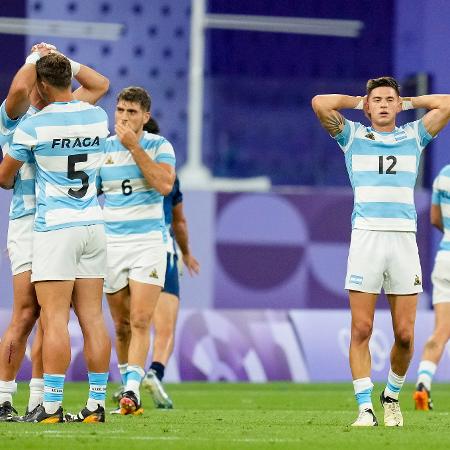 Jogadores da Argentina lamentam derrota para a França nas quartas de final do rúgbi masculino