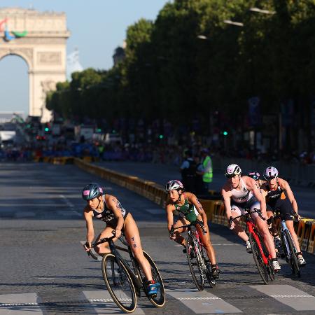 Taylor Spivey, dos EUA, durante o revezamento misto do triatlo nas Olimpíadas de Paris 2024