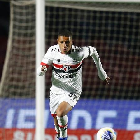 Henrique Carmo estreou profissionalmente pelo São Paulo no jogo contra o Vitória