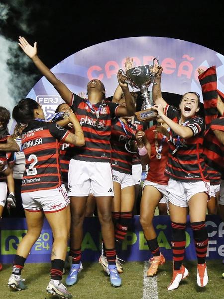 Jogadoras do Flamengo comemoram título carioca feminino de 2024