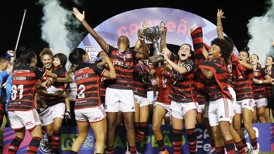 Jogadoras do Flamengo comemoram título carioca feminino de 2024