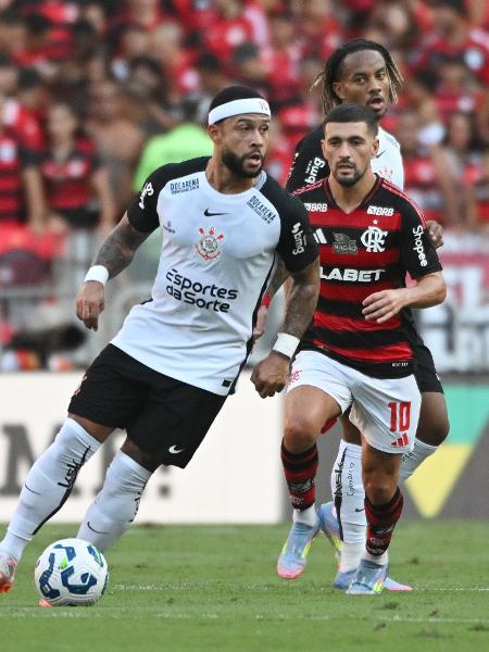 Memphis, do Corinthians, e Arrascaeta, do Flamengo, em ação durante jogo do Brasileirão Memphis, do Corinthians, e Arrascaeta, do Flamengo, em ação durante jogo do Brasileirão