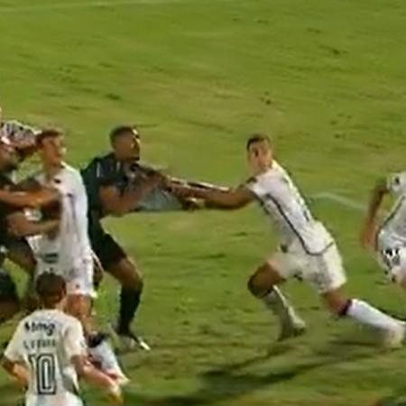 Time do Maringá reclama de puxão dentro da grande área contra o Atlético Mineiro. - Reprodução X
