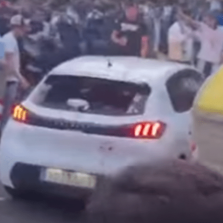 Motorista atropela torcedores antes de clássico na Espanha Motorista atropela torcedores antes de clássico na Espanha