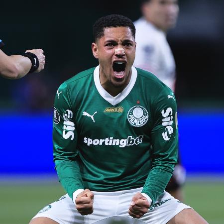 Vitor Roque, do Palmeiras, celebra gol sobre o River Plate em duelo da Libertadores
