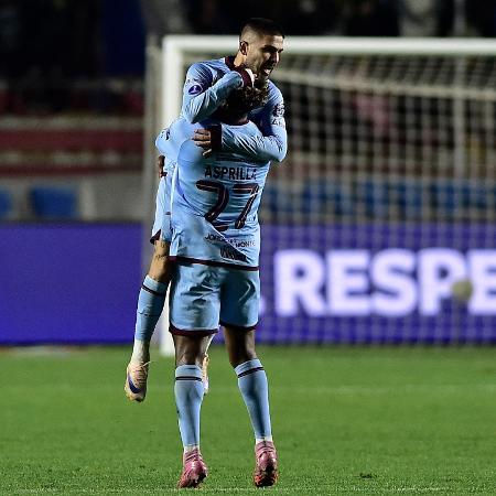 melgar-do-bolivar-celebra-com-asprilla-gol-de-empate-sobre-o-sao-paulo-pelas-oitavas-da-sul-americana-1786500774908_v2_450x450 Tricolor segura empate em La Paz e leva decisão para o Morumbis; veja como fica a vaga