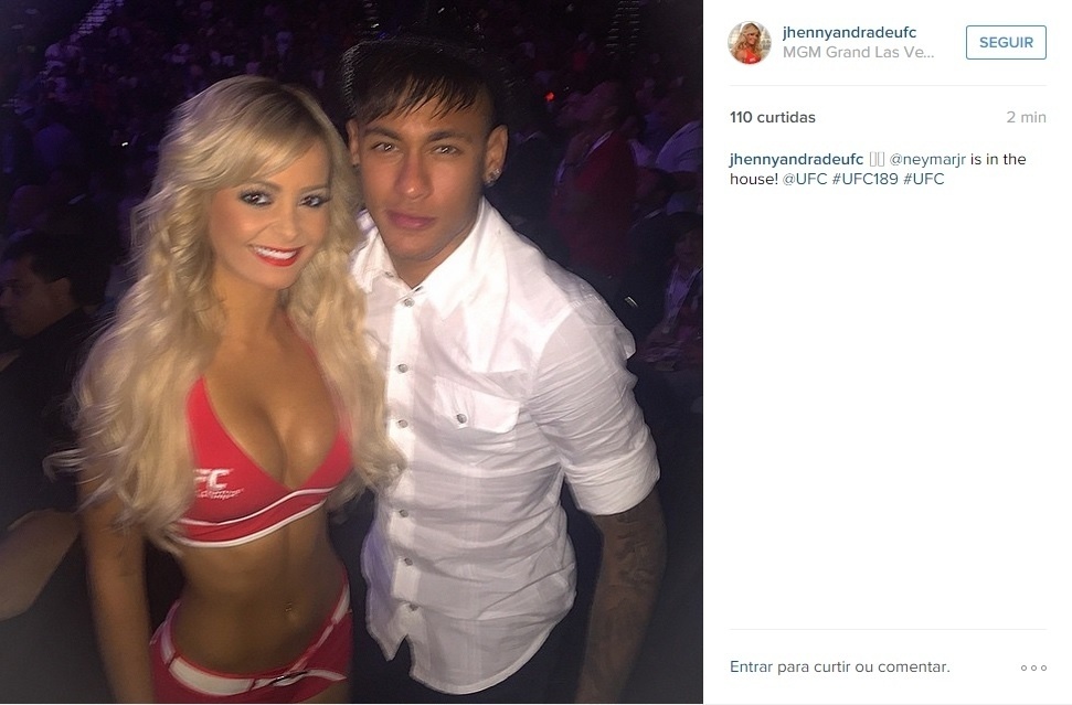 Neymar posa ao lado de Jhenny Andrade, ring girl do UFC, durante o UFC 189, neste sábado (11) - Reprodução/Instagram