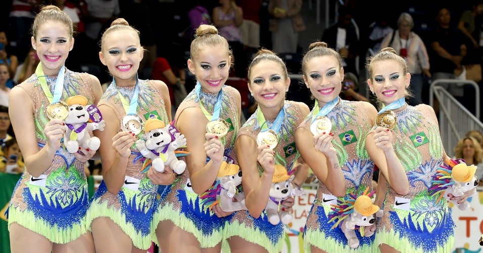 Equipe brasileira comemora a medalha de ouro na ginástica rítmica por equipes