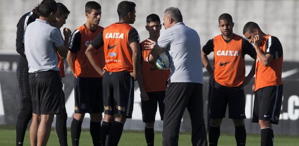 Tite conversa com jogadores corintianos durante treino no CT Joaquim Grava - Daniel Augusto Jr/Agência Corinthians
