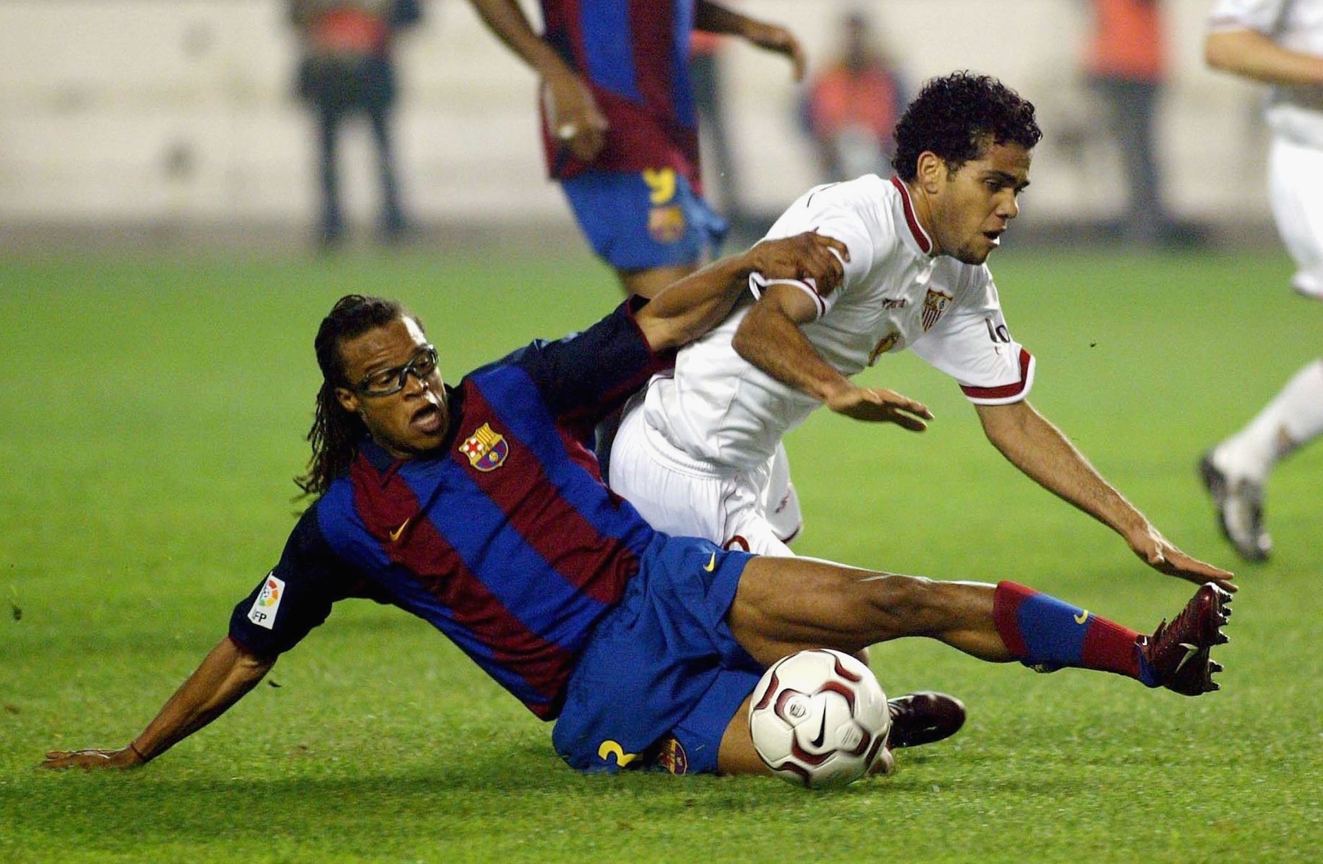 Daniel Alves em ação pelo Sevilla, em janeiro de 2004, em partida contra o Barcelona de Davids - FiroFoto/Getty Images