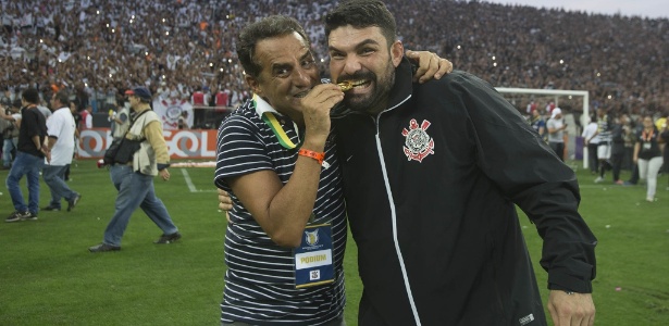 Fisioterapeuta Bruno Mazziotti (direita) celebra conquista do Brasileirão - Daniel Augusto Jr/Agência Corinthians