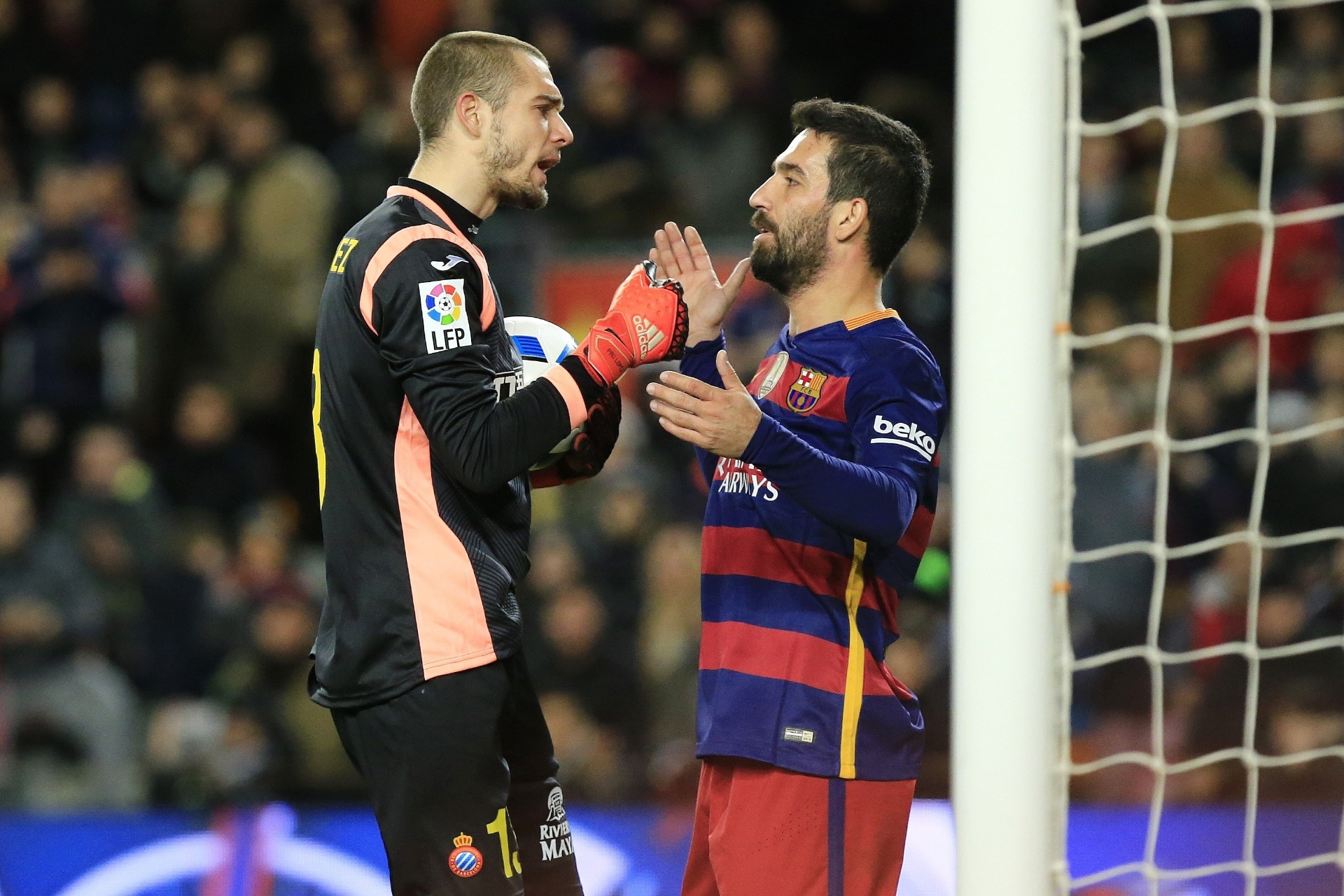 Arda Turan discute com o goleiro Pau Lopez em sua primeira partida oficial com a camisa do Barcelona - Pau Barrena/AFP Photo