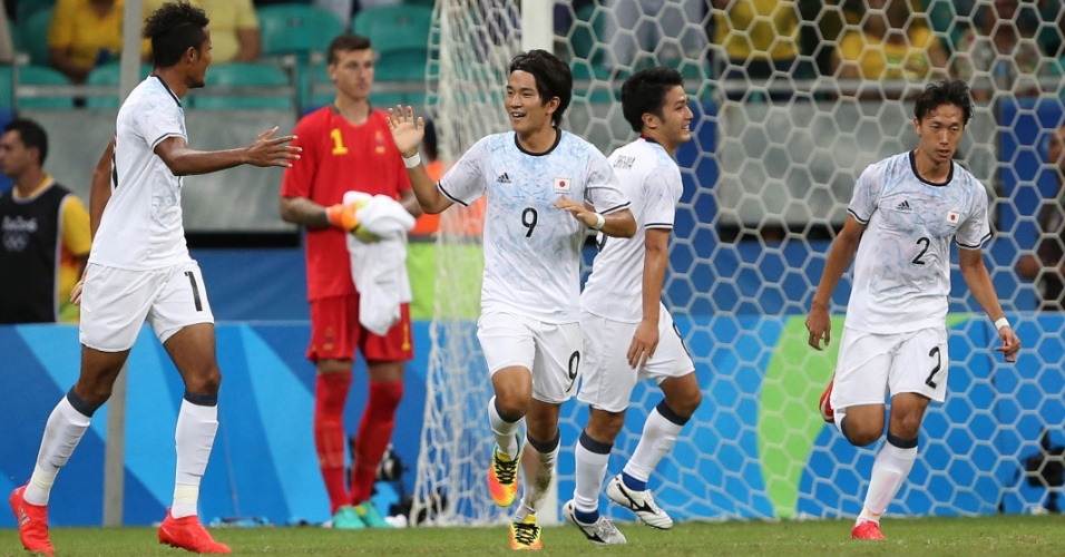 Shinya Yajima, do Japão, comemora gol marcado na equipe da Suécia na Arena Fonte Nova