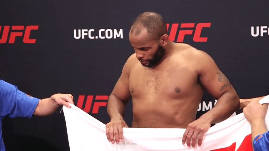 Daniel Cormier volta para pesagem no UFC 210 - MMA Fighting/Reprodução