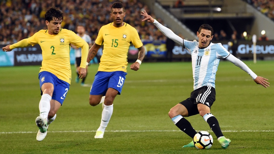 Fagner, lateral do Corinthians, marca Di Maria em amistoso Brasil x Argentina - Saeed Khan/AFP