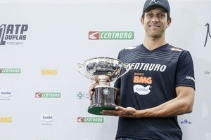 Marcelo Melo exibe o troféu de campeão de Wimbledon - Marcelo Pereira / Divulgação - Marcelo Pereira / Divulgação