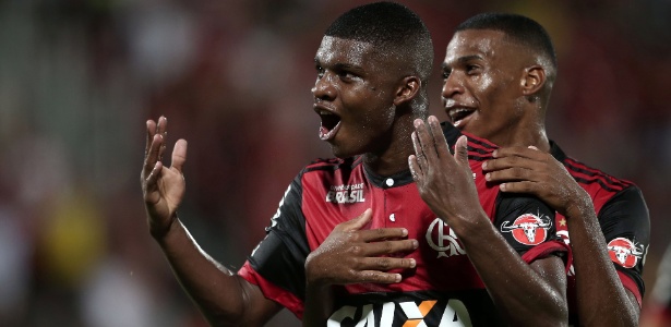 O jovem atacante Lincoln comemora o único gol pelos profissionais do Flamengo - André Mourão/AGIF