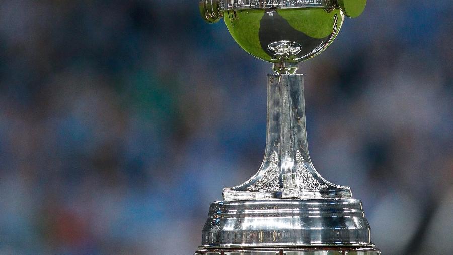 Detalhe do troféu da Taça Libertadores durante da final da edição de 2017, entre Grêmio e Lanús - Lucas Uebel/Getty Images