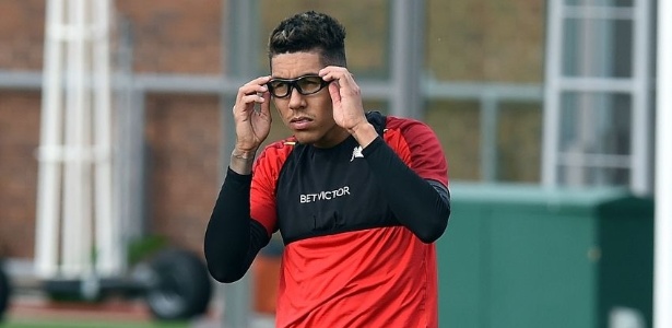 Firmino está utilizando óculos especiais durante os treinos do Liverpool - Reprodução