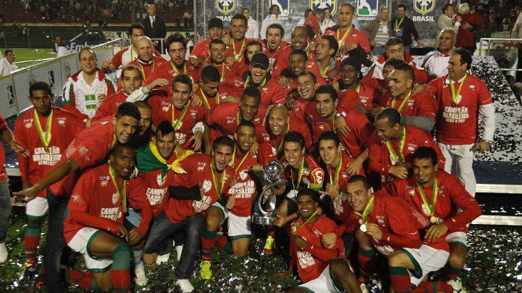 Jogadores da Lusa festejam o troféu de campeão da Série B, no estádio do Canindé