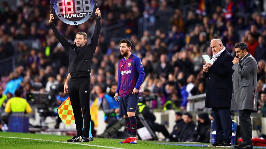 Lionel Messi entra em campo pelo Barcelona - Chris Brunskill/Fantasista/Getty Images