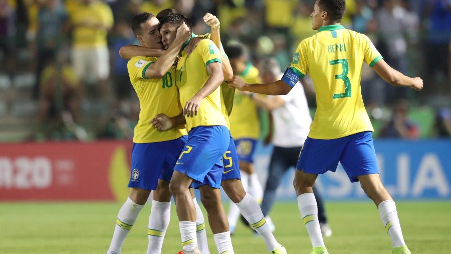 Gabriel Veron comemora gol da seleção brasileira sub-17 em vitória sobre a França, pela semifinal do Mundial da categoria - REUTERS/Sergio Moraes