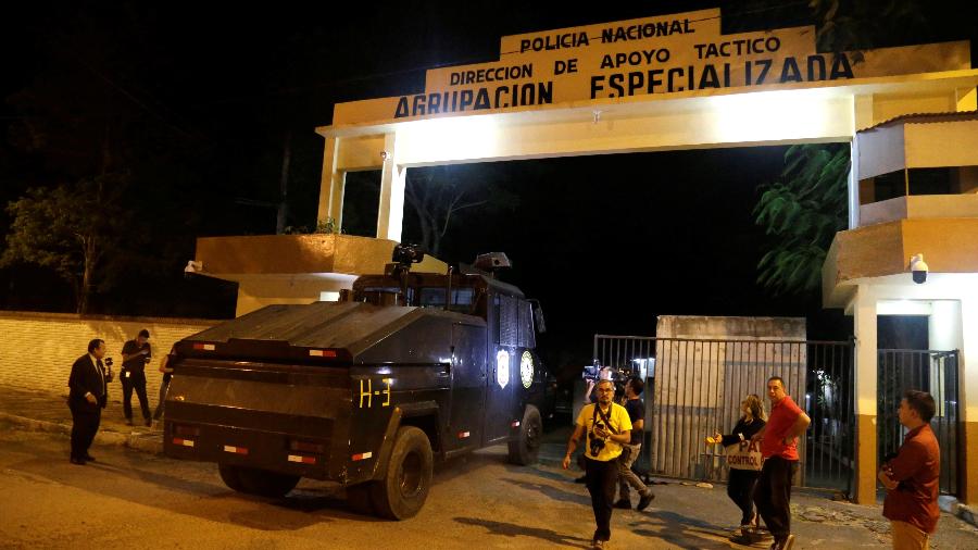 Movimentação em frente à sede da força policial conhecida como Agrupación Especializada, em Assunção, onde estão Ronaldinho e Assis - Jorge Adorno/Reuters