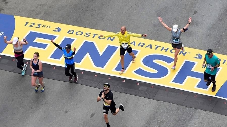 Competidores cruzam linha de chegada da Maratona de Boston 2019 - Christopher Evans/MediaNews Group/Boston Herald via Getty Images